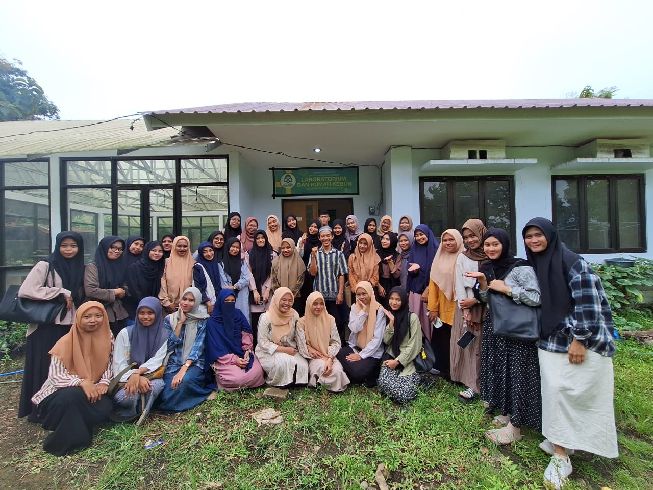 Kunjungan Mahasiswa Biologi Saintek UIN Alauddin Makassar ke Kebun Biologi Prodi PBIO untuk Belajar Budidaya Jamur Tiram