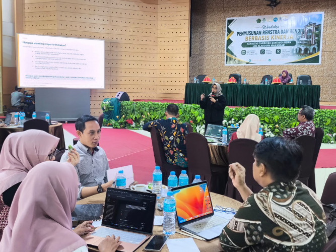 Praktik Terbimbing dan Klinik Penyusunan Warnai Workshop Renstra dan Renop FTK